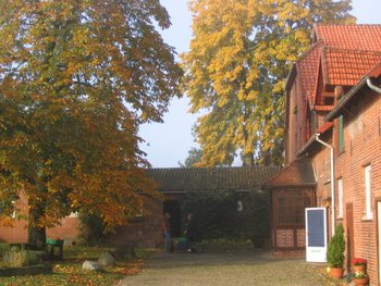 Der Innenhof der alten Wohngebäude, Biolandhof Auehof mit goldenem Herbstlaub